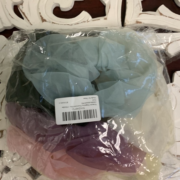 Bundle of 6 Oversized Hair Scrunchies Purple, Pink, White, Black, Blue, Yellow - Picture 4 of 5